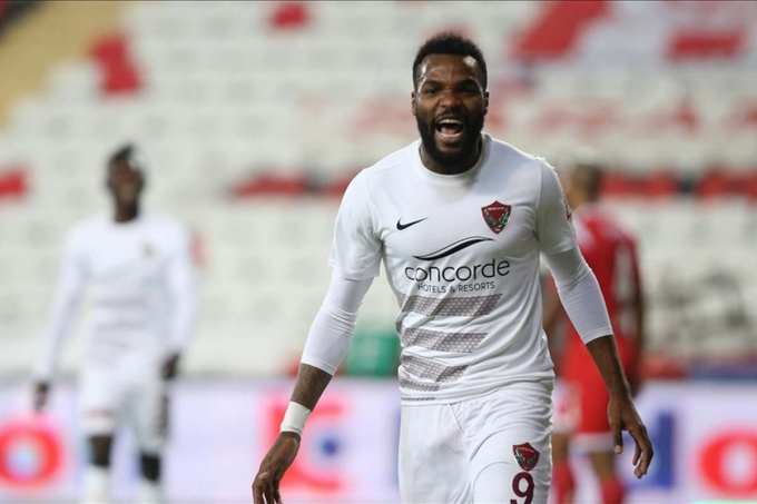 Aaron Boupendza cleared to play for Rapid Bucharest